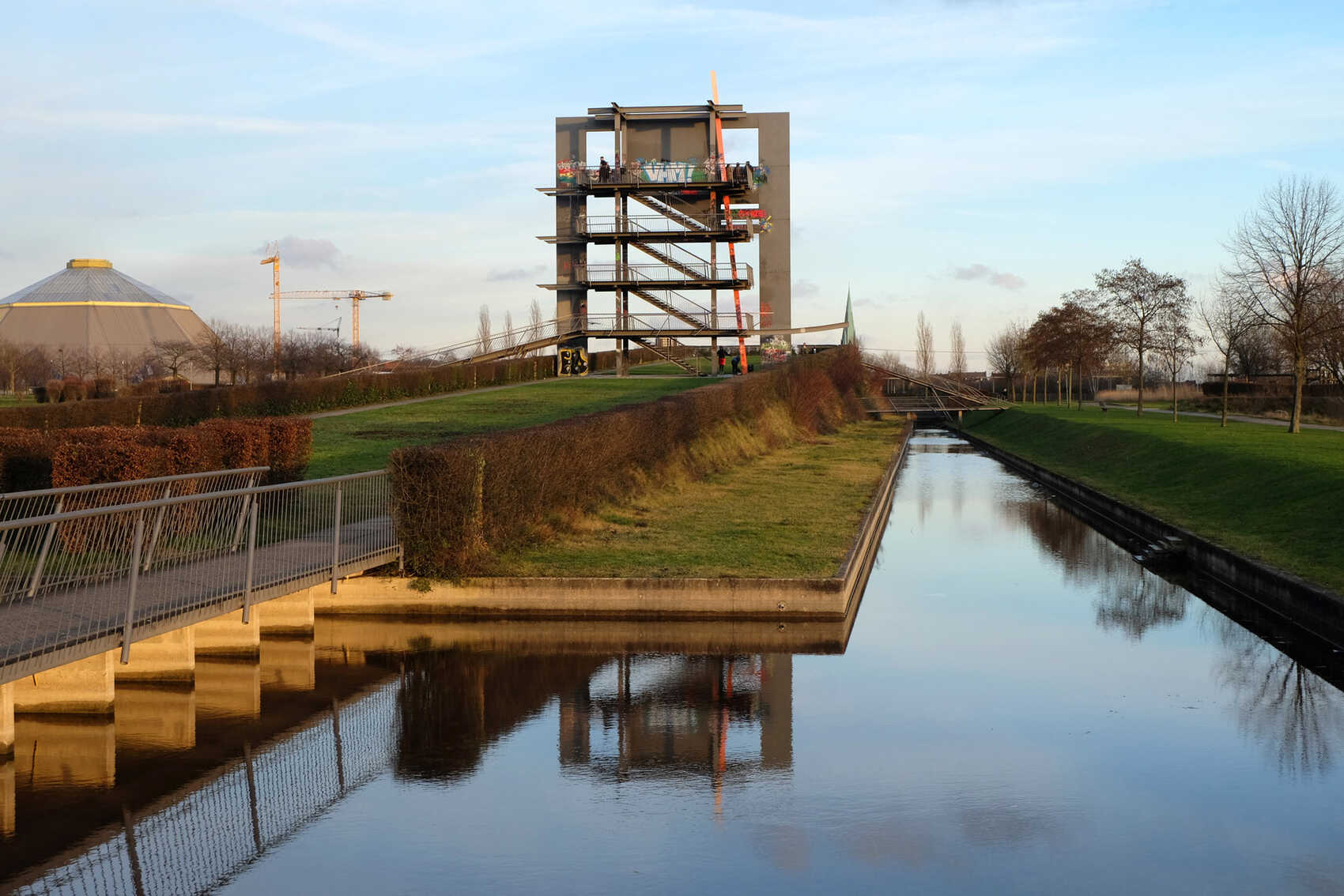Aussichtsturm Schwarzes Tor mit Wassergaben im Olga-Park
