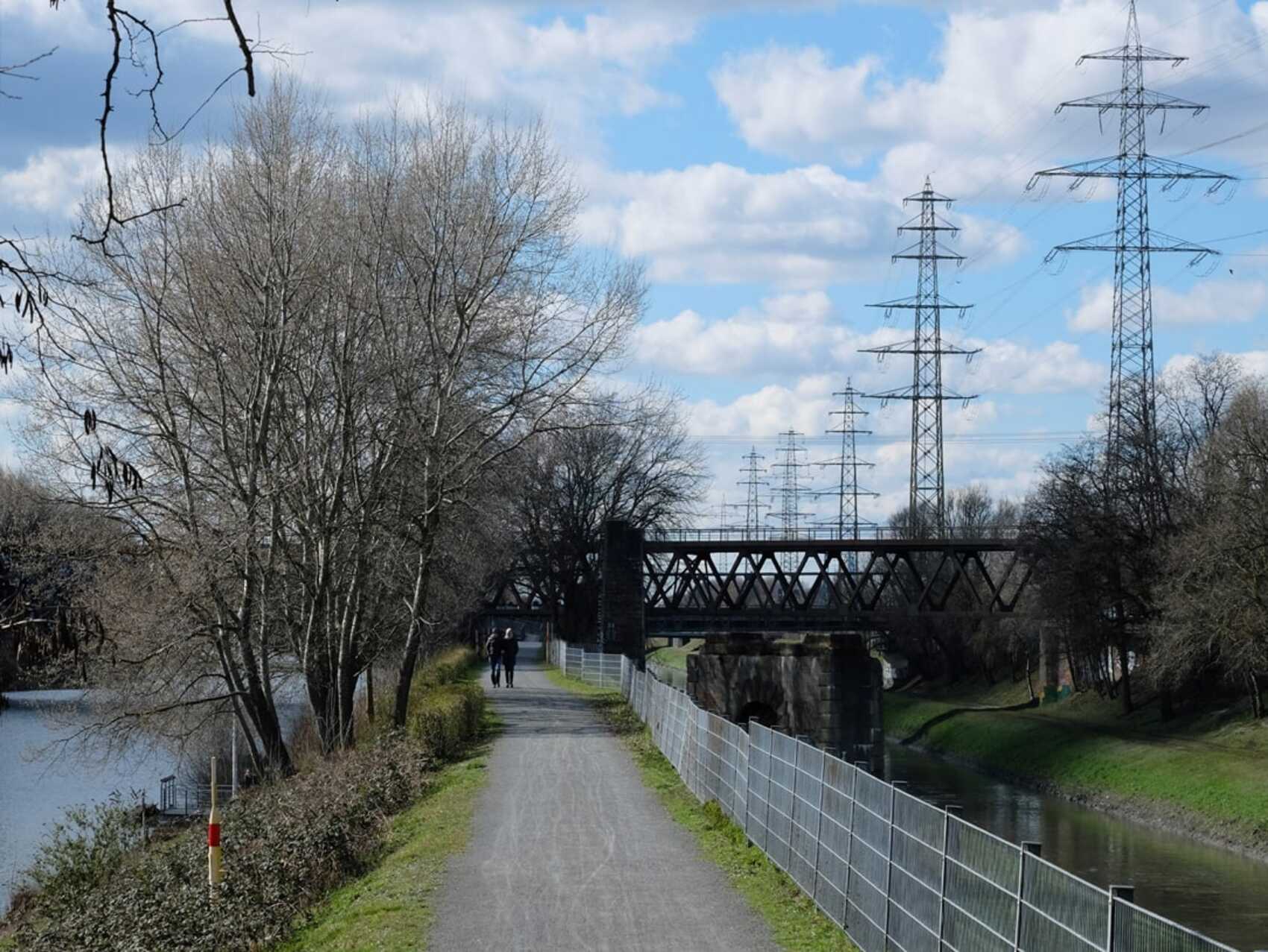 Fußweg zwischen Rhein-Herne-Kanal und Emscher in Oberhausen